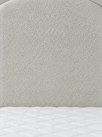 Tête de lit TOCO Meubles Ivy rembourrée en tissu bouclé crème texturé pour une chambre moderne et élégante
