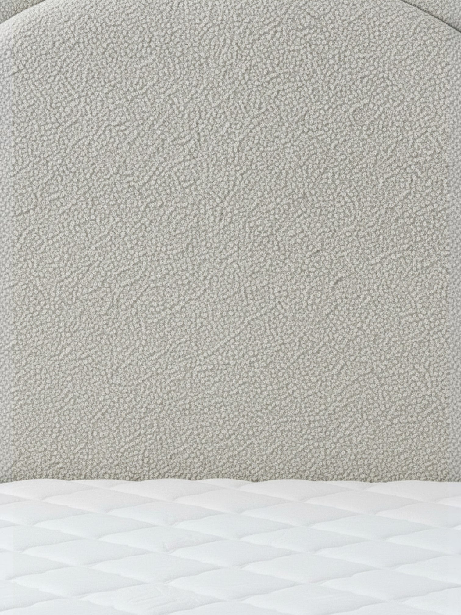Tête de lit TOCO Meubles Ivy rembourrée en tissu bouclé crème texturé pour une chambre moderne et élégante