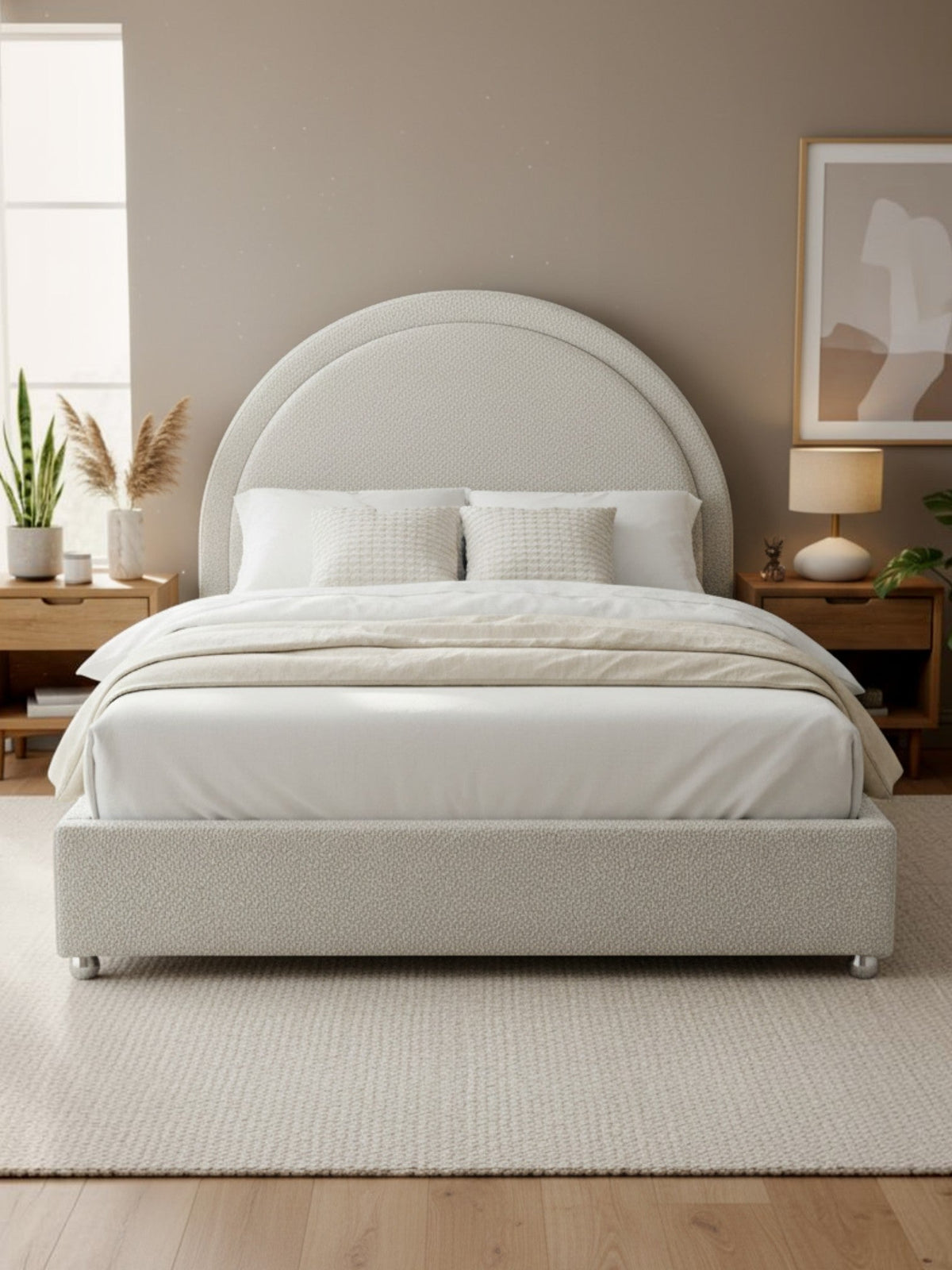 Lit double TOCO Meubles Ivy avec tête de lit arrondie rembourrée en tissu bouclé crème dans une chambre moderne.