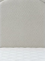 Tête de lit TOCO Meubles Ivy rembourrée en tissu bouclé crème texturé pour une chambre moderne et élégante
