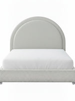 Très grand lit Ivy TOCO Meubles avec tête de lit arrondie rembourrée en tissu bouclé crème, style contemporain.