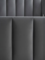 Gros plan sur le capitonnage vertical en velours gris du lit Juliette par TOCO Meubles