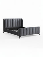 Très grand lit TOCO Meubles Juliette en velours gris avec tête de lit ailée capitonnée et pieds en métal noir