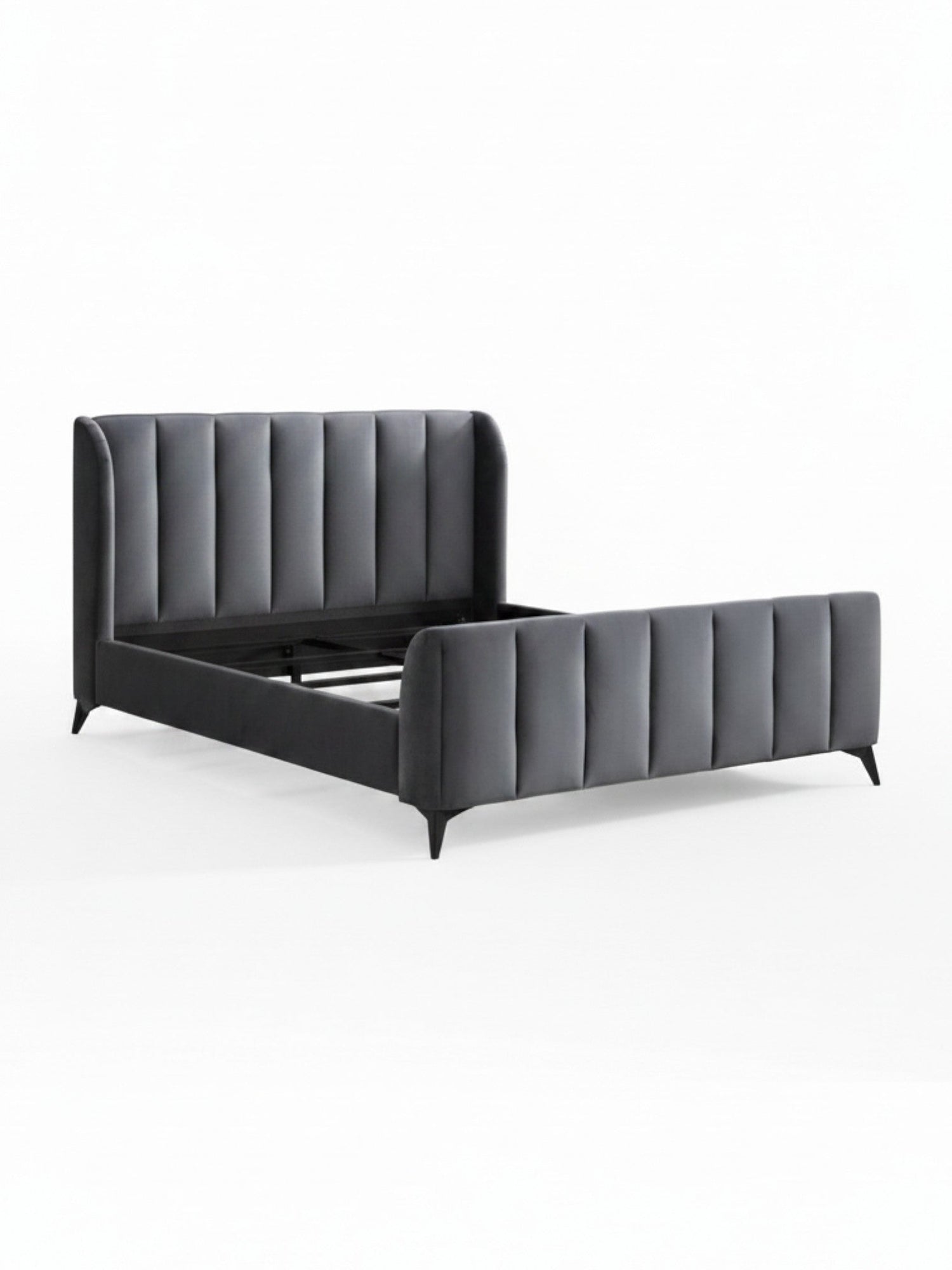 Très grand lit TOCO Meubles Juliette en velours gris avec tête de lit ailée capitonnée et pieds en métal noir