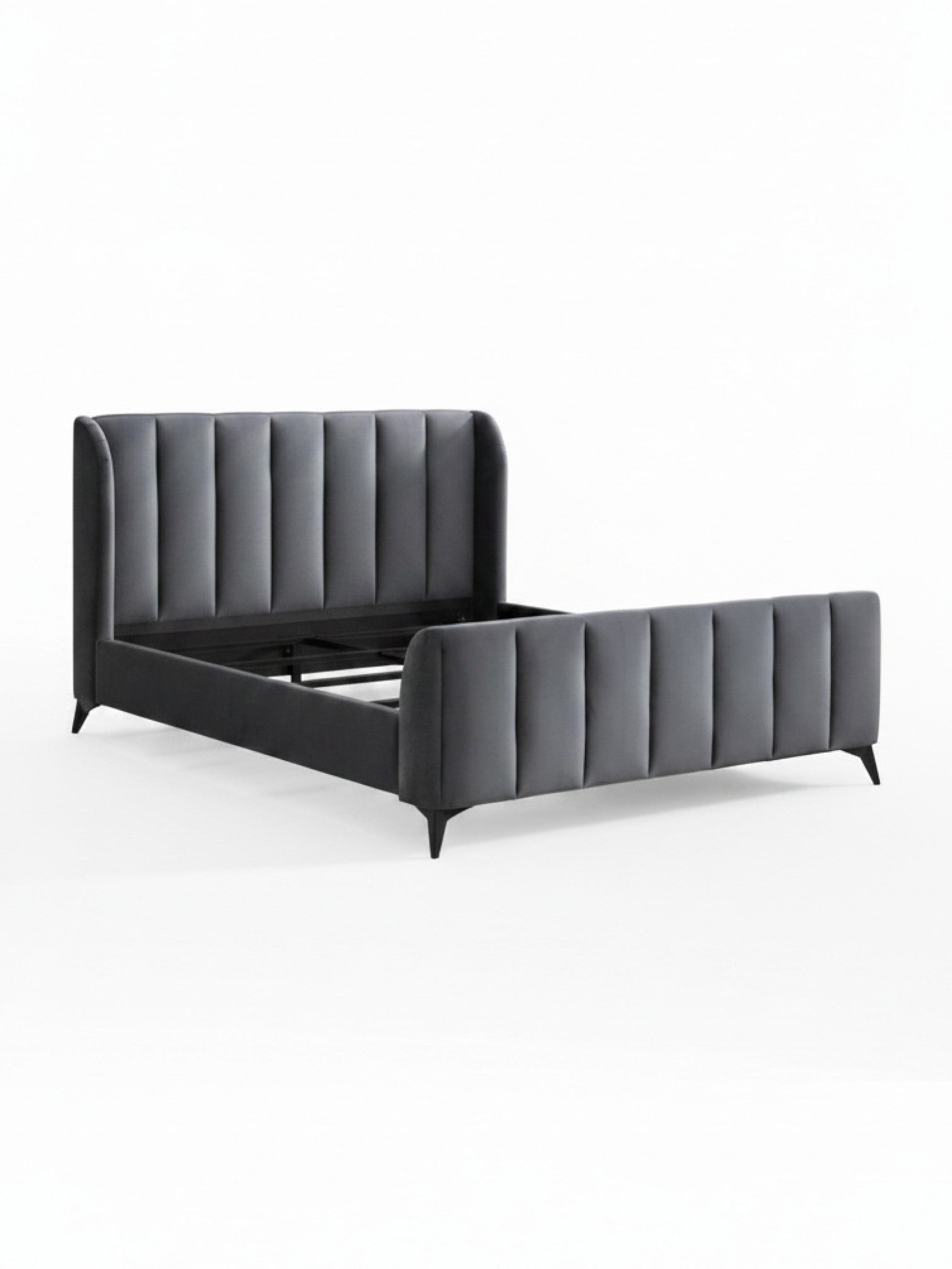Très grand lit TOCO Meubles Juliette en velours gris avec tête de lit ailée capitonnée et pieds en métal noir