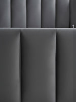 Gros plan sur le capitonnage vertical en velours gris du lit Juliette par TOCO Meubles