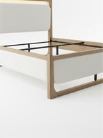 Lit king size TOCO Meubles Samora en bois brun clair avec tête et pied de lit rembourrés en tissu texturé blanc