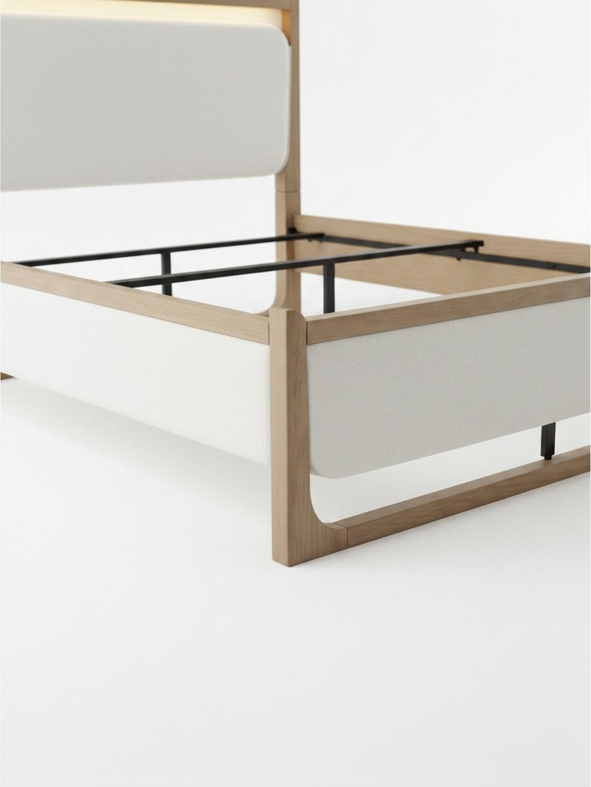 Lit king size TOCO Meubles Samora en bois brun clair avec tête et pied de lit rembourrés en tissu texturé blanc