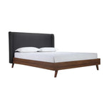 Lit King Cesar TOCO Meubles avec tête de lit haute rembourrée en tissu gris foncé et cadre en bois imitation noyer.