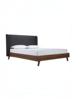 Lit King Cesar TOCO Meubles avec tête de lit haute rembourrée en tissu gris foncé et cadre en bois imitation noyer.