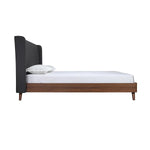 Lit King Cesar TOCO Meubles avec tête de lit haute rembourrée en tissu gris foncé et cadre en imitation noyer, pieds métalliques inclinés. Style Mid-Century.