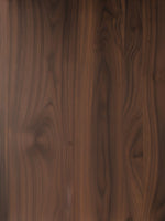 Gros plan sur la texture en bois brun riche du lit Logan de TOCO Meubles avec ses veines naturelles apparentes.
