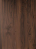 Gros plan sur la texture en bois brun riche du lit Logan de TOCO Meubles avec ses veines naturelles apparentes.