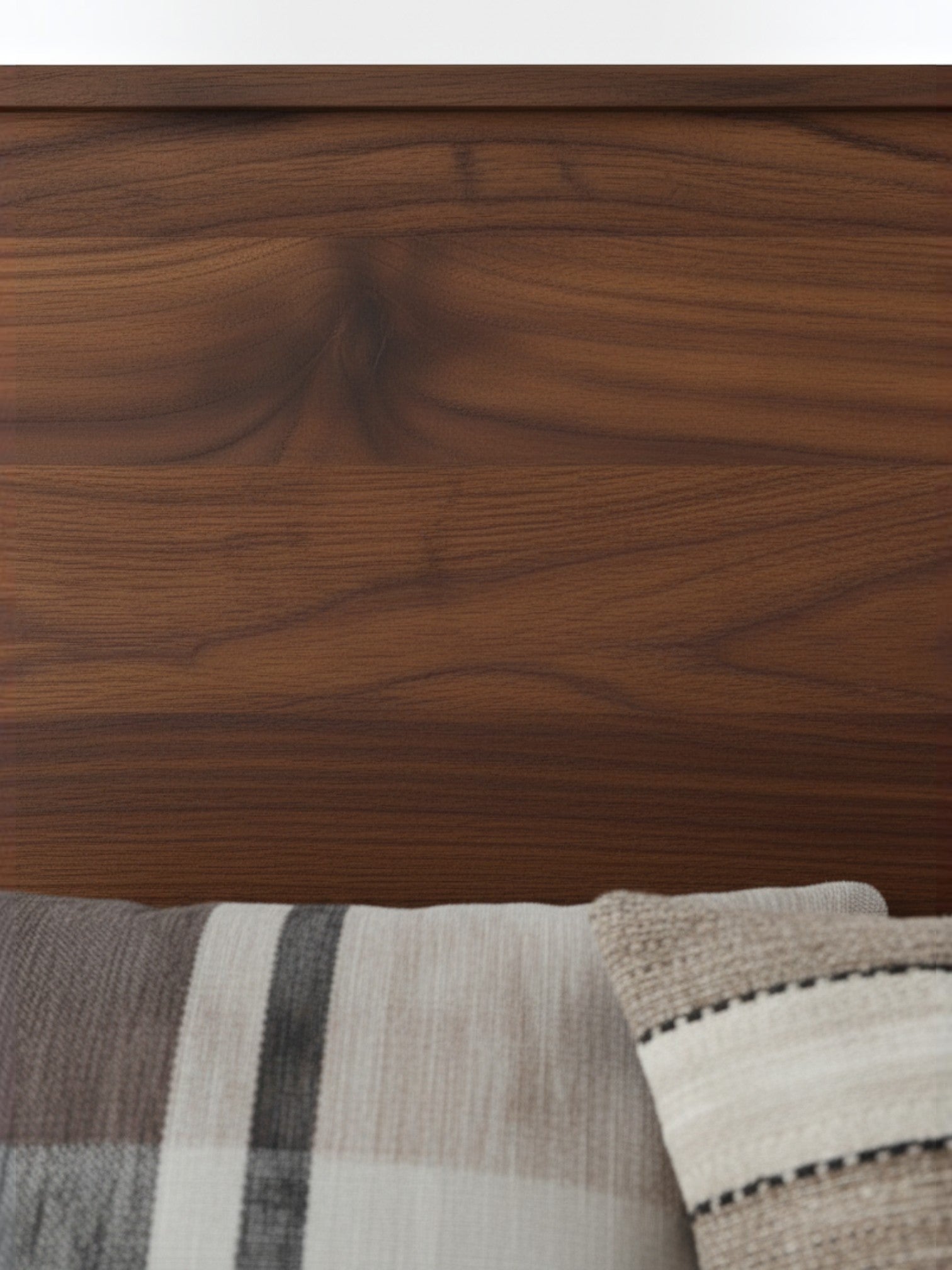 Gros plan sur la tête de lit en bois brun riche du très grand lit Logan de TOCO Meubles avec texture veinée