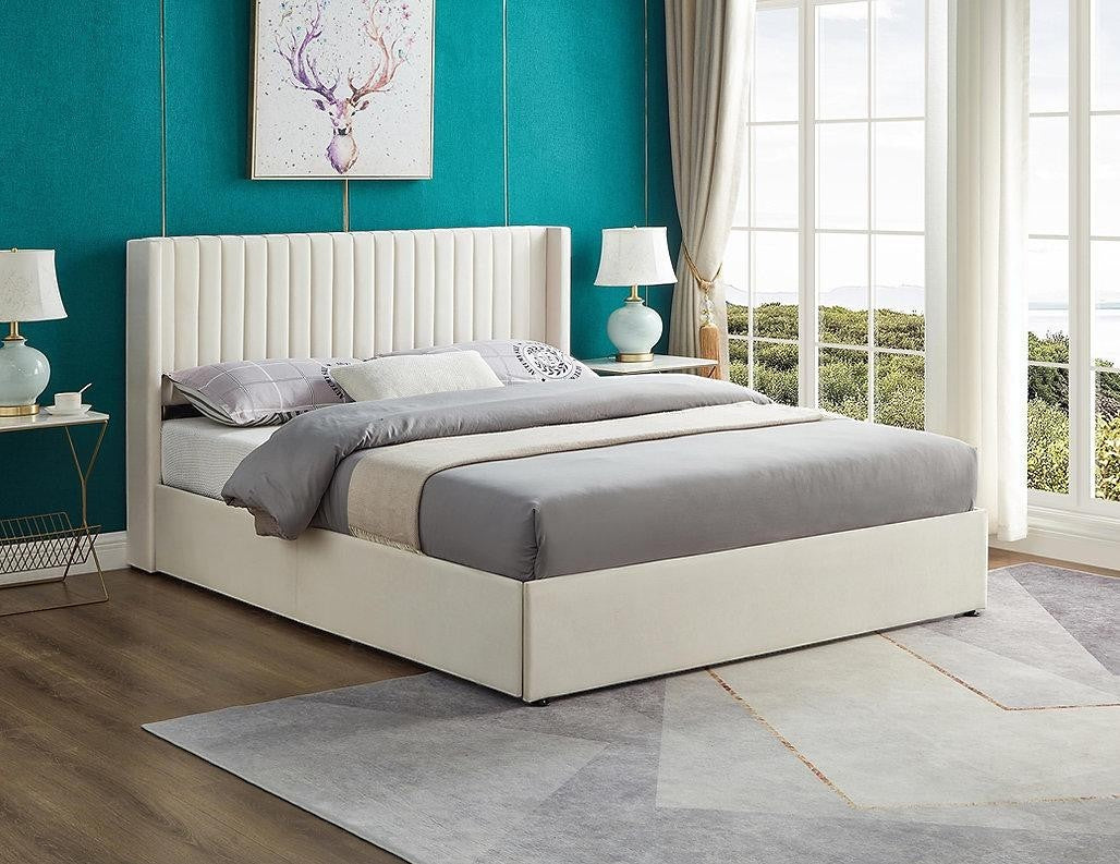 Grand lit Lucia en velours crème avec tête de lit capitonnée et rangement intégré par TOCO Meubles
