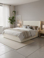 Grand lit Lucia TOCO Meubles en velours crème avec tête de lit ailée capitonnée et espace de rangement intégré