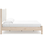 Lit Margot TOCO Meubles en bois clair avec tête de lit rembourrée blanche, style boho minimaliste.
