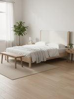 Lit king size Margot TOCO Meubles rembourré en tissu blanc avec cadre en bois clair dans une chambre minimaliste