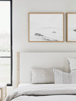 Très grand lit Margot TOCO Meubles avec tête de lit rembourrée en tissu bouclé blanc et cadre en bois clair
