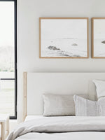 Très grand lit Margot TOCO Meubles avec tête de lit rembourrée en tissu bouclé blanc et cadre en bois clair
