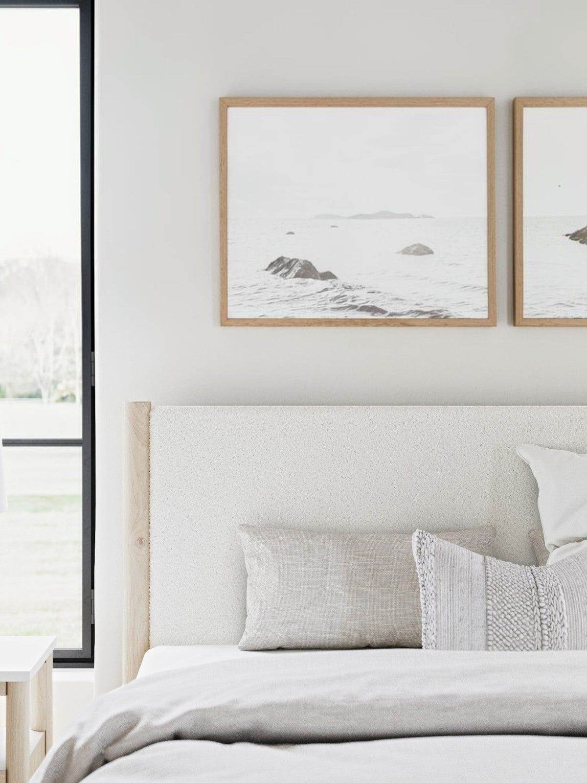 Très grand lit Margot TOCO Meubles avec tête de lit rembourrée en tissu bouclé blanc et cadre en bois clair