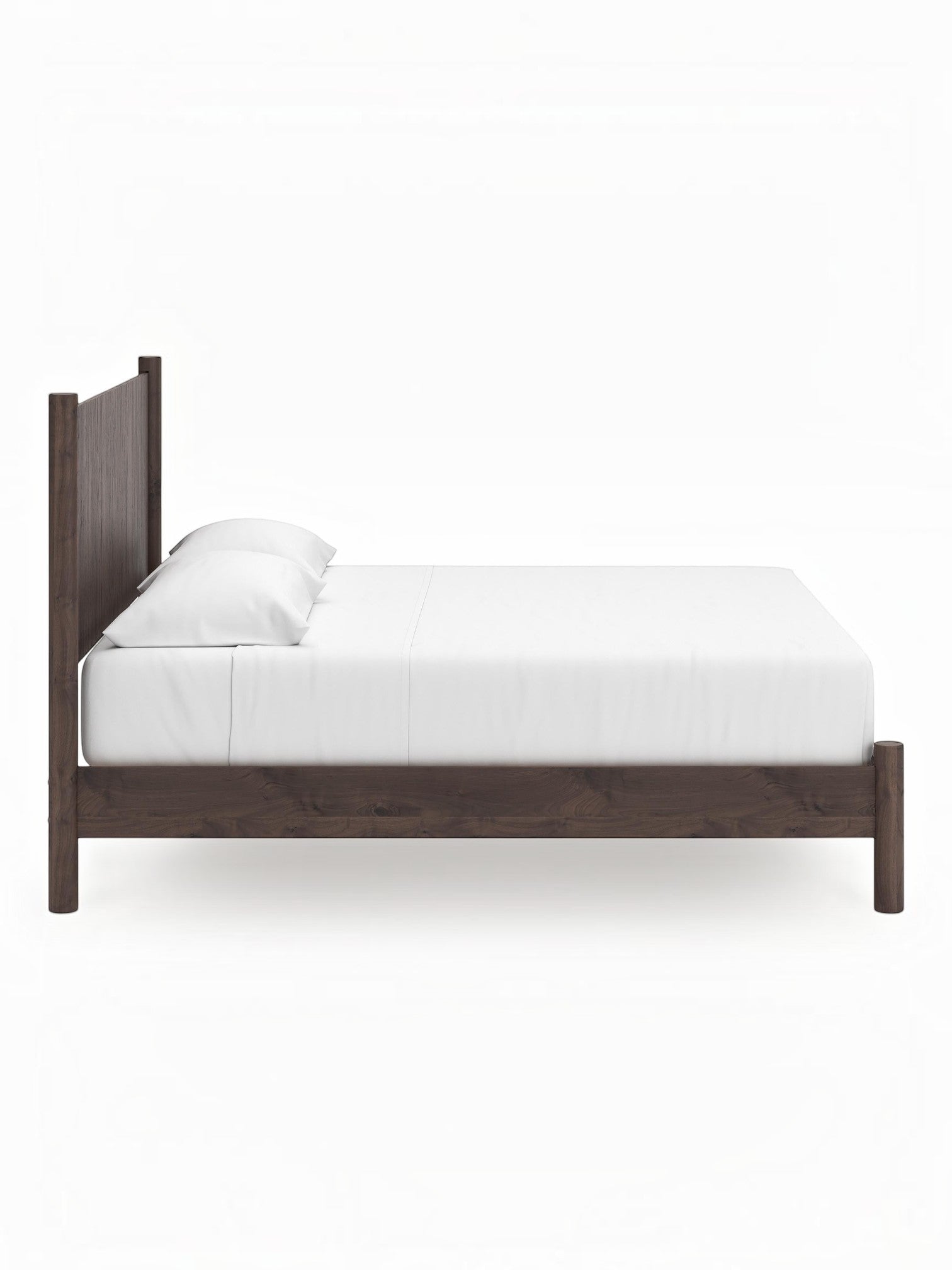 Très grand lit Maya TOCO Meubles en bois brun avec tête de lit cannée au style bohème moderne, vue de profil.