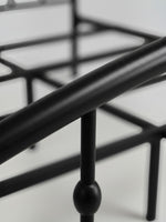 Gros plan sur la structure en acier noir du lit Nina de TOCO Meubles au design minimaliste et contemporain.