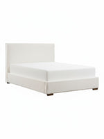 Très grand lit Noemie de TOCO Meubles en tissu bouclé beige au design plateforme moderne et épuré