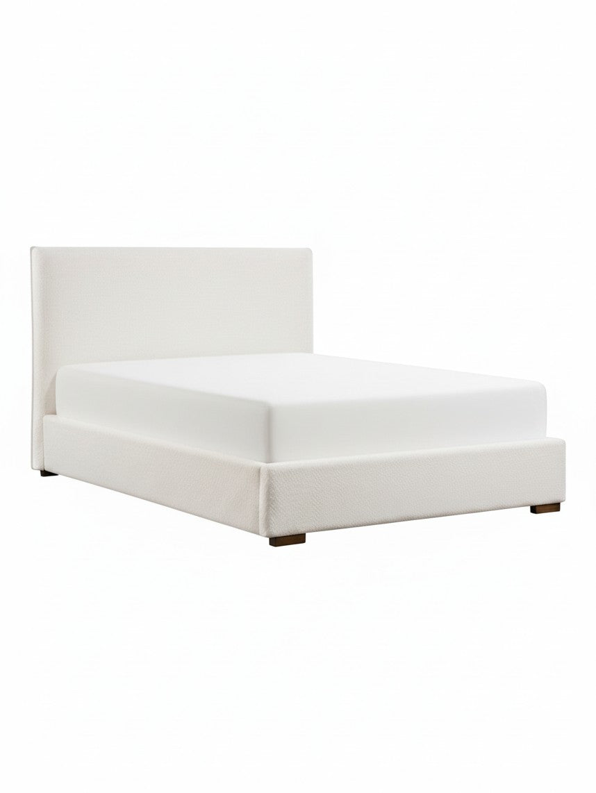 Très grand lit Noemie de TOCO Meubles en tissu bouclé beige au design plateforme moderne et épuré