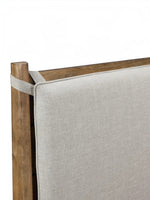 Gros plan sur la tête de lit TOCO Meubles Noria en bois de hickory brun avec coussin beige amovible et sangles