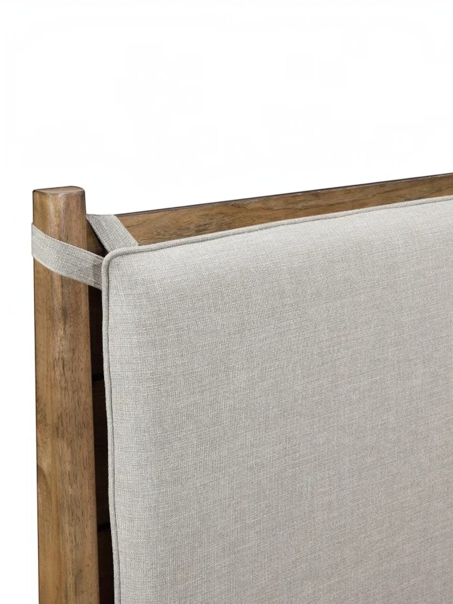Gros plan sur la tête de lit TOCO Meubles Noria en bois de hickory brun avec coussin beige amovible et sangles