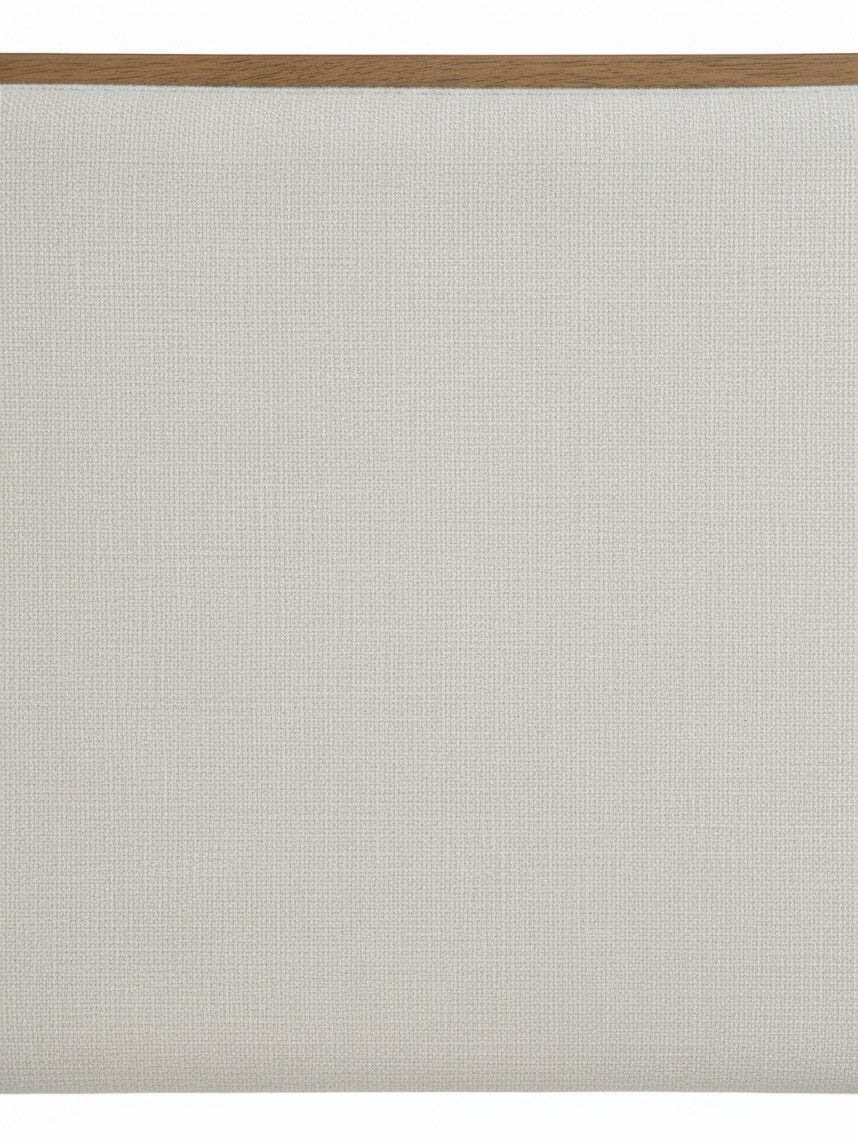 Gros plan sur le tissu beige texturé et le cadre en bois brun du grand lit Noria de TOCO Meubles