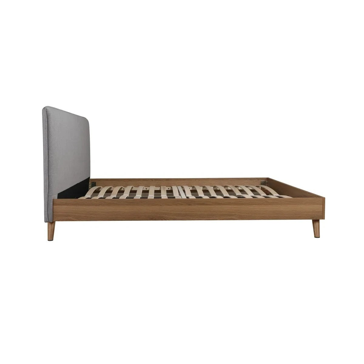 TOCO Meubles Lit Nova plateforme bas en bois brun avec tête de lit rembourrée en tissu gris.