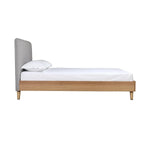Grand Lit Nova TOCO Meubles, lit plateforme en bois brun avec tête de lit rembourrée en tissu gris, style Mid-Century Modern.