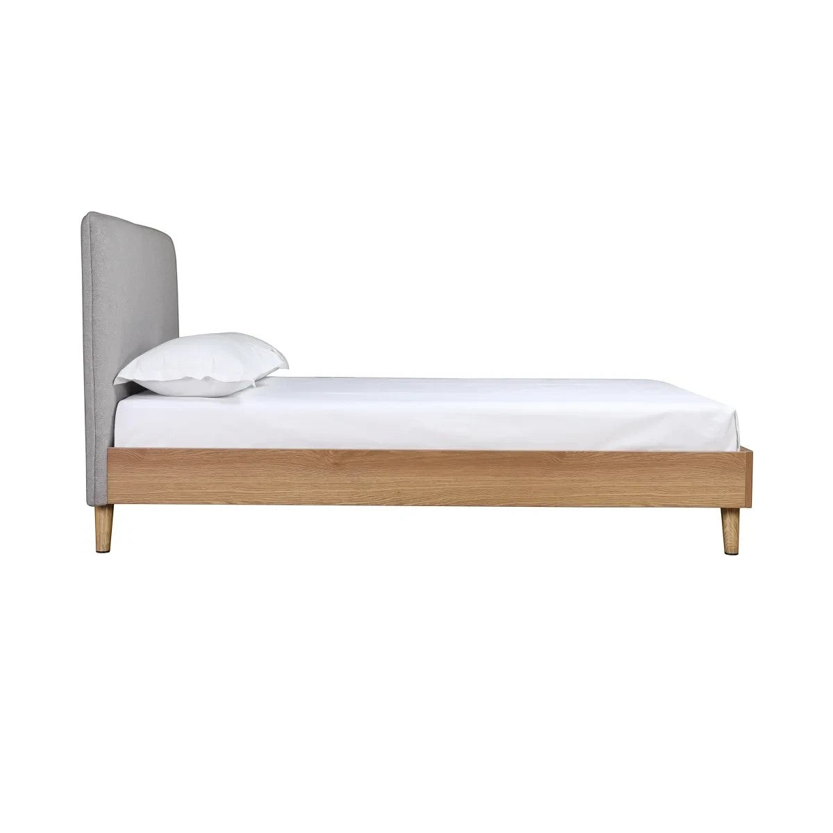 Grand Lit Nova TOCO Meubles, lit plateforme en bois brun avec tête de lit rembourrée en tissu gris, style Mid-Century Modern.