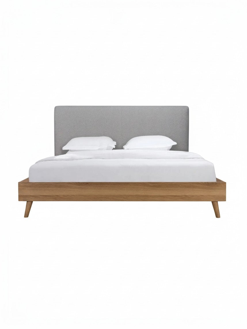 Très grand lit TOCO Meubles Nova avec cadre en bois brun et tête de lit rembourrée en tissu gris style contemporain