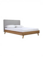 Très grand lit TOCO Meubles Nova avec cadre en bois brun et tête de lit rembourrée en tissu gris style moderne