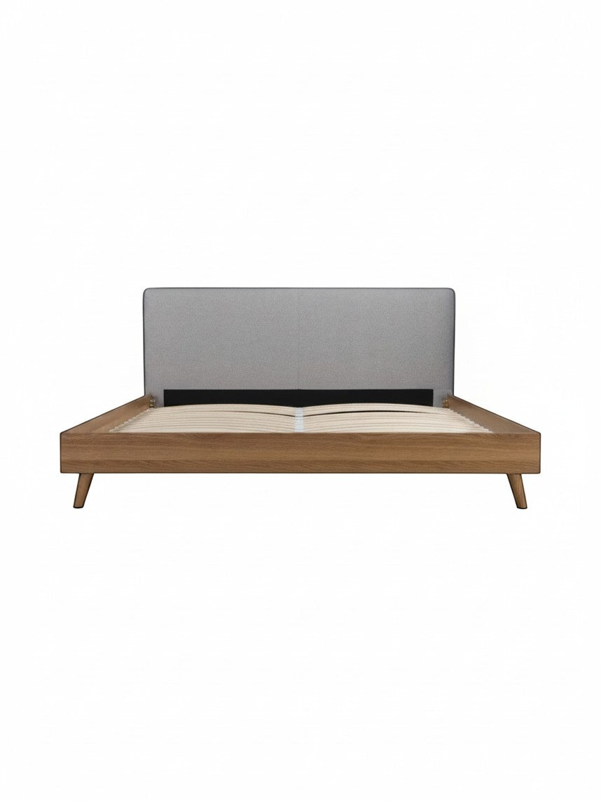 Très grand lit TOCO Meubles Nova style Mid-Century avec cadre en bois brun et tête de lit rembourrée en tissu gris
