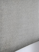 Gros plan sur le tissu gris texturé de la tête de lit du grand lit Nova par TOCO Meubles