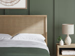TOCO Meubles Grand Lit Olive en bois clair avec tête de lit en cannage beige, style contemporain.