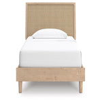Lit simple TOCO Meubles Olive en bois clair avec tête de lit en cannage beige, finition chêne naturel.
