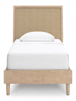 Lit simple TOCO Meubles Olive en bois clair avec tête de lit en cannage beige, finition chêne naturel.