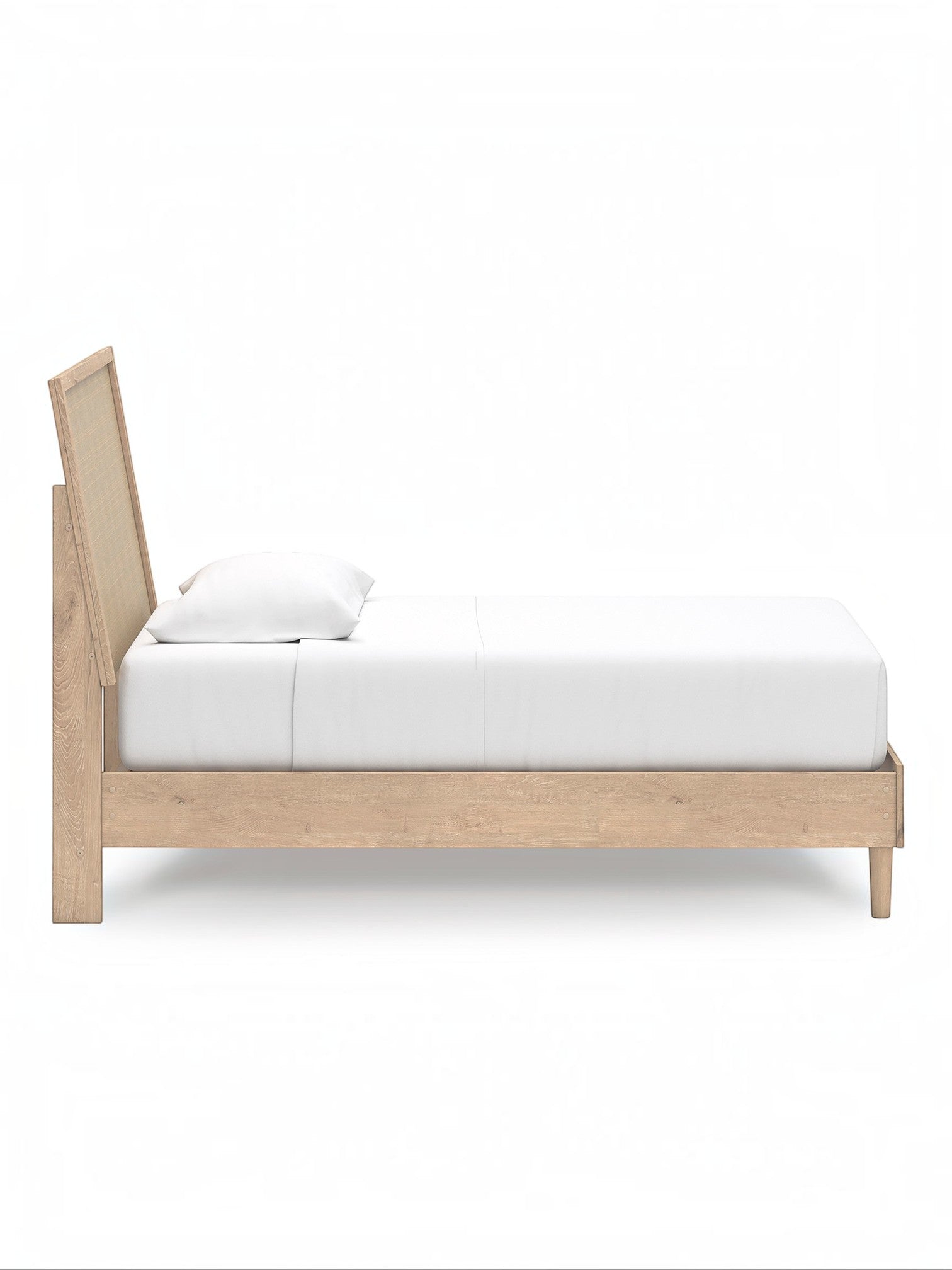 Lit TOCO Meubles Olive en bois clair avec tête de lit en cannage beige et un oreiller blanc.