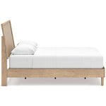 TOCO Meubles Grand Lit Olive en bois clair avec tête de lit cannée beige et lignes épurées.