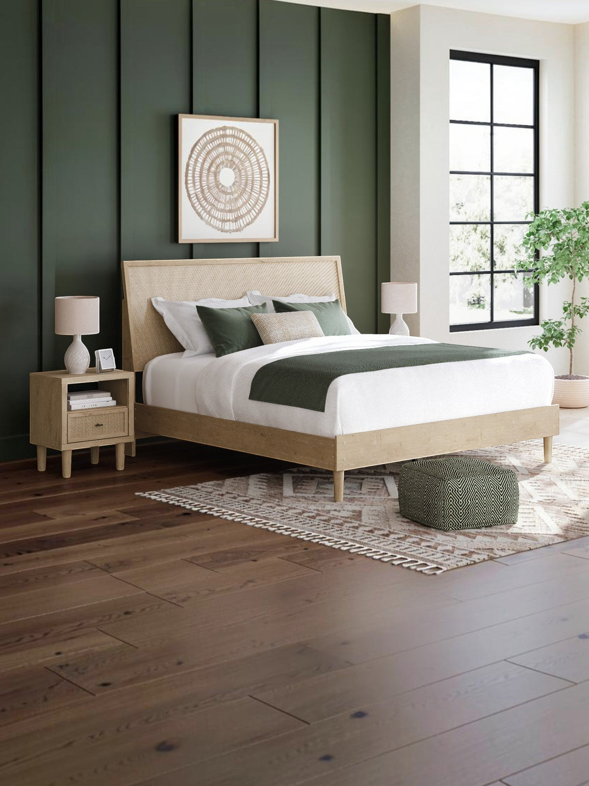 Très grand lit TOCO Meubles Olive en bois clair avec tête de lit texturée effet canne dans une chambre moderne