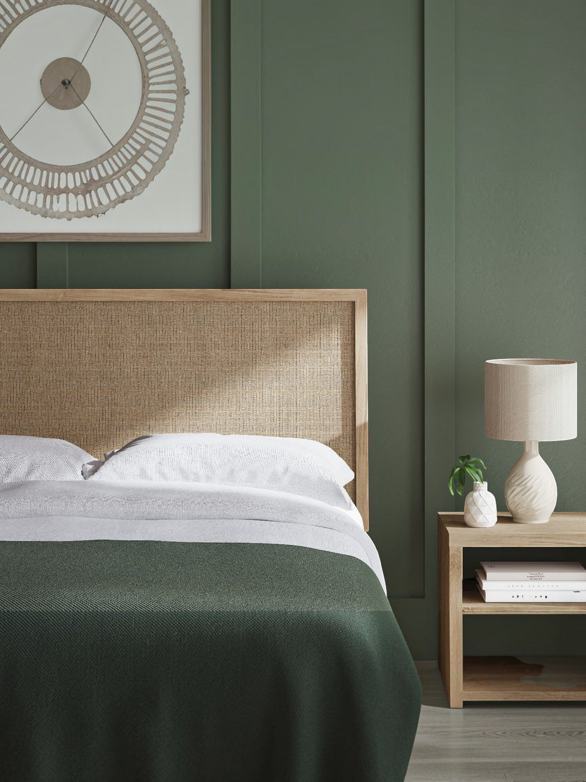 Lit double TOCO Meubles Olive avec tête de lit en cannage beige et cadre en chêne clair dans une chambre moderne