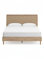 Très grand lit TOCO Meubles Olive en bois clair effet chêne avec tête de lit texturée beige style cannage