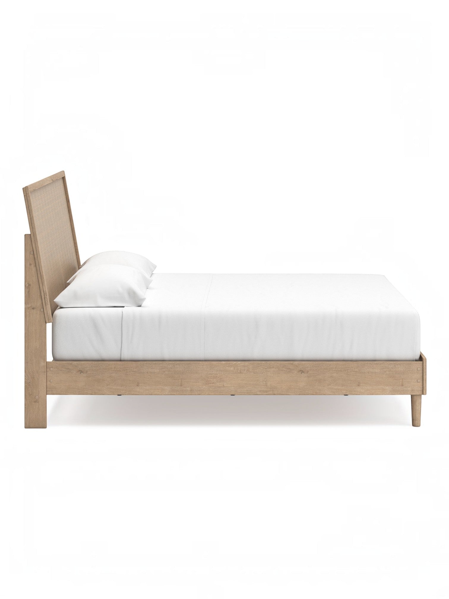 Lit très grand TOCO Meubles Olive en chêne clair avec tête de lit texturée effet canne, vue de profil.