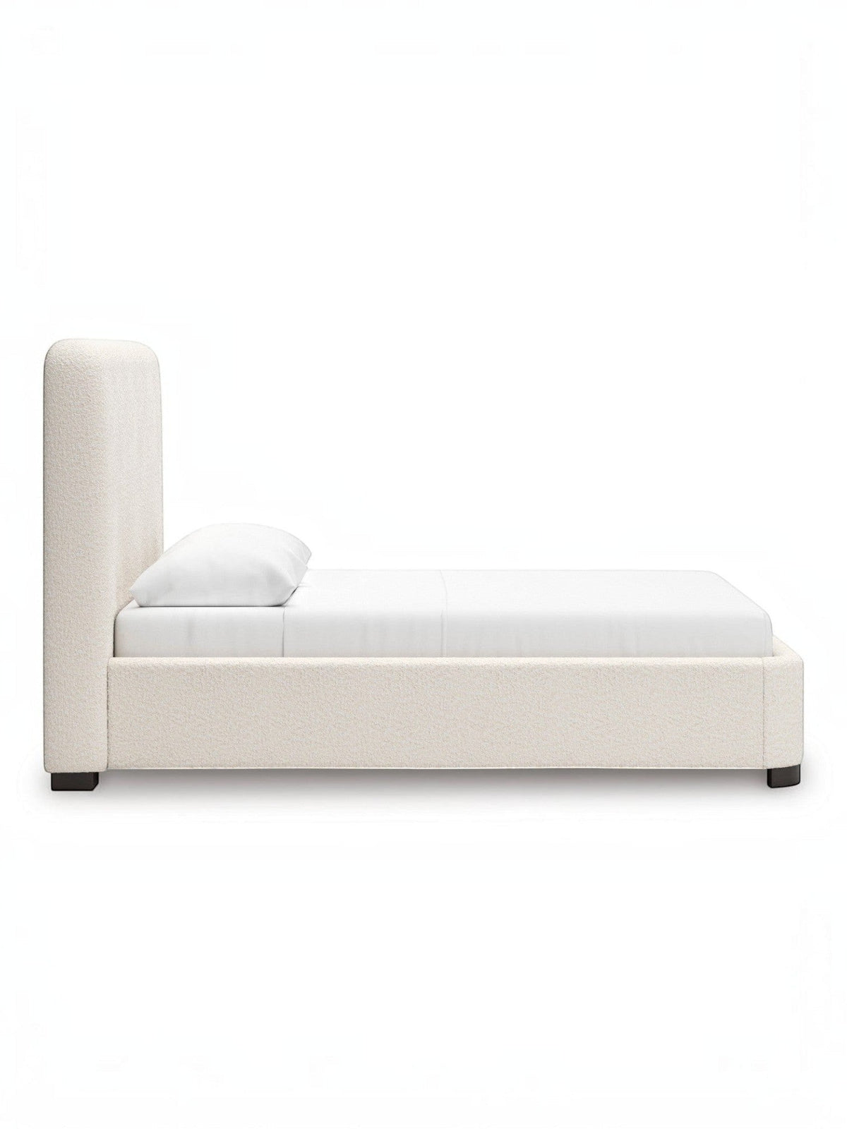 Lit Paloma TOCO Meubles très grand, rembourré en tissu bouclé crème, avec tête de lit enveloppante et pieds discrets.