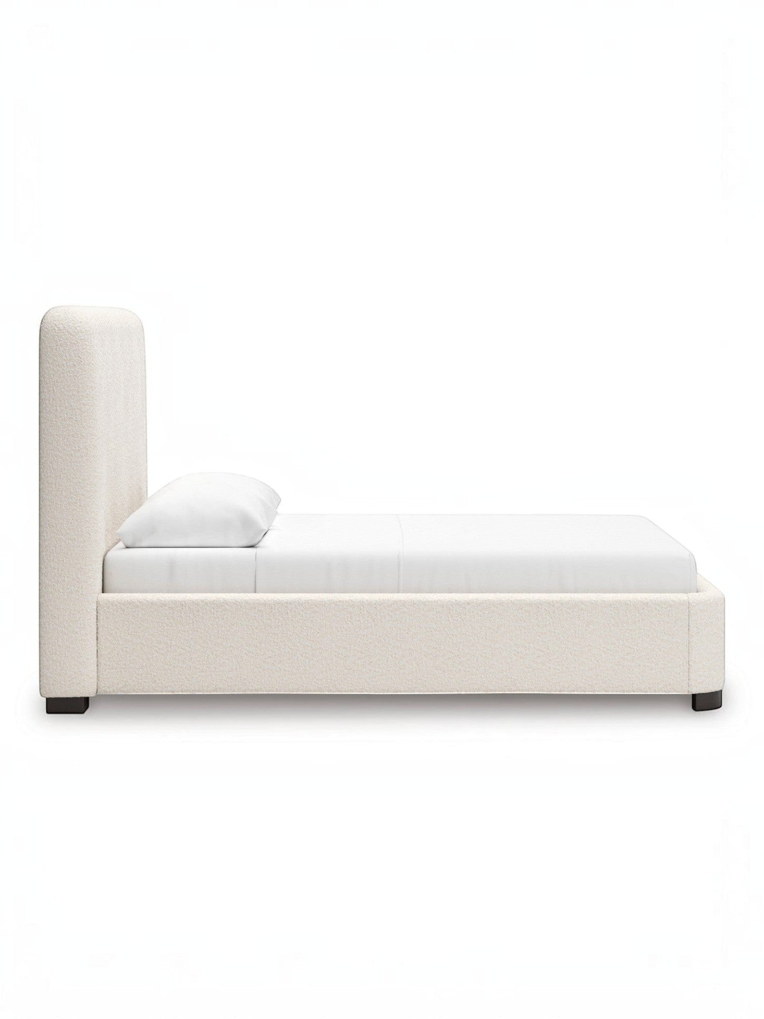 Lit Paloma TOCO Meubles très grand, rembourré en tissu bouclé crème, avec tête de lit enveloppante et pieds discrets.